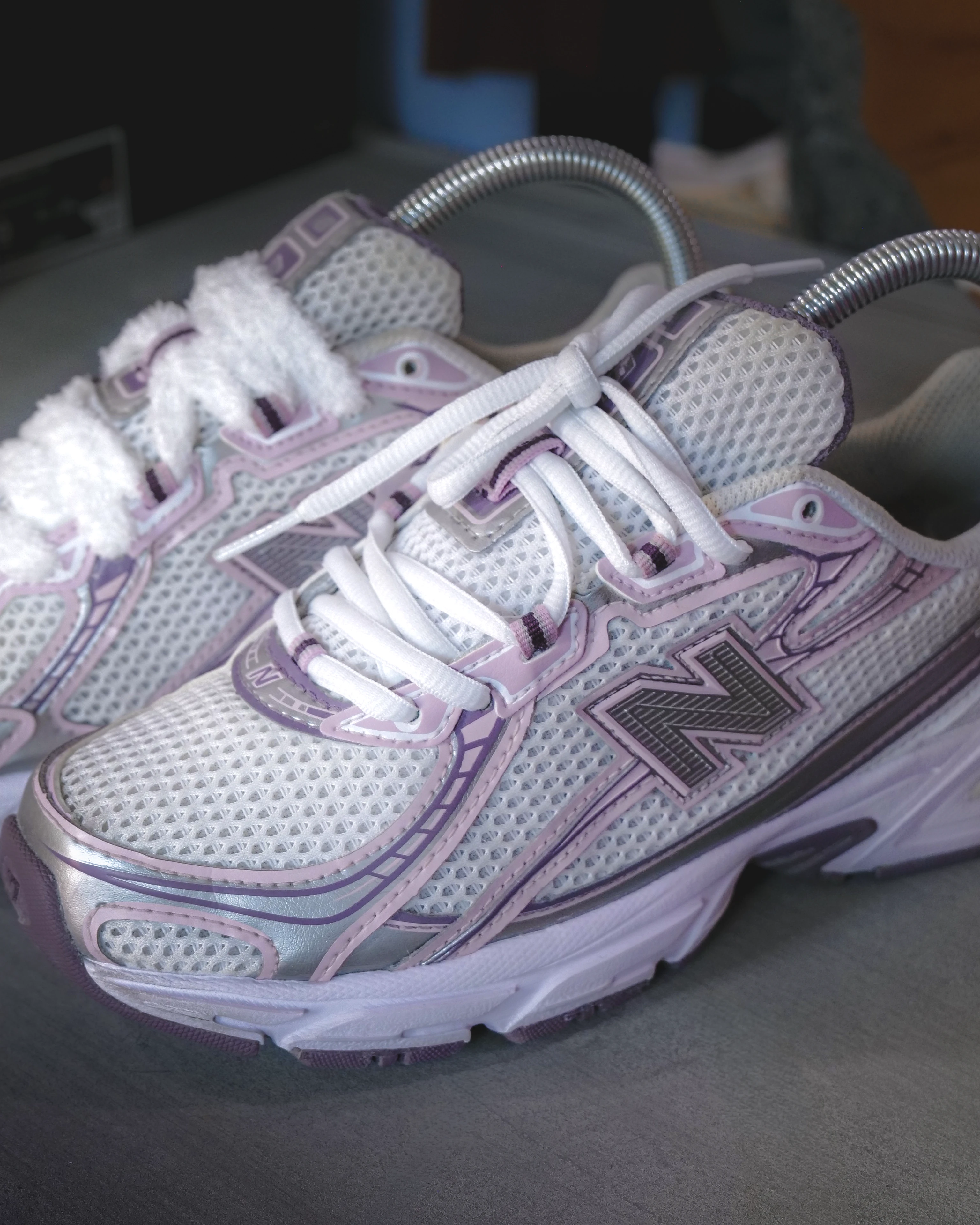Studio Concept Store – détail des sneakers rose et gris